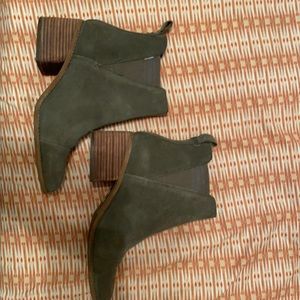 Toms suede boots